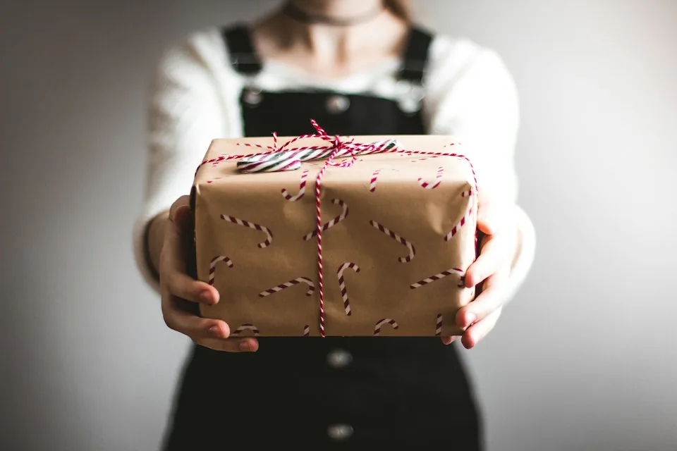 Un cadeau emballé, prêt à être offert.