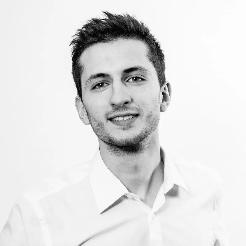 Black-and-white portrait of Steven Dieu, founder of Listopia, smiling in a white shirt