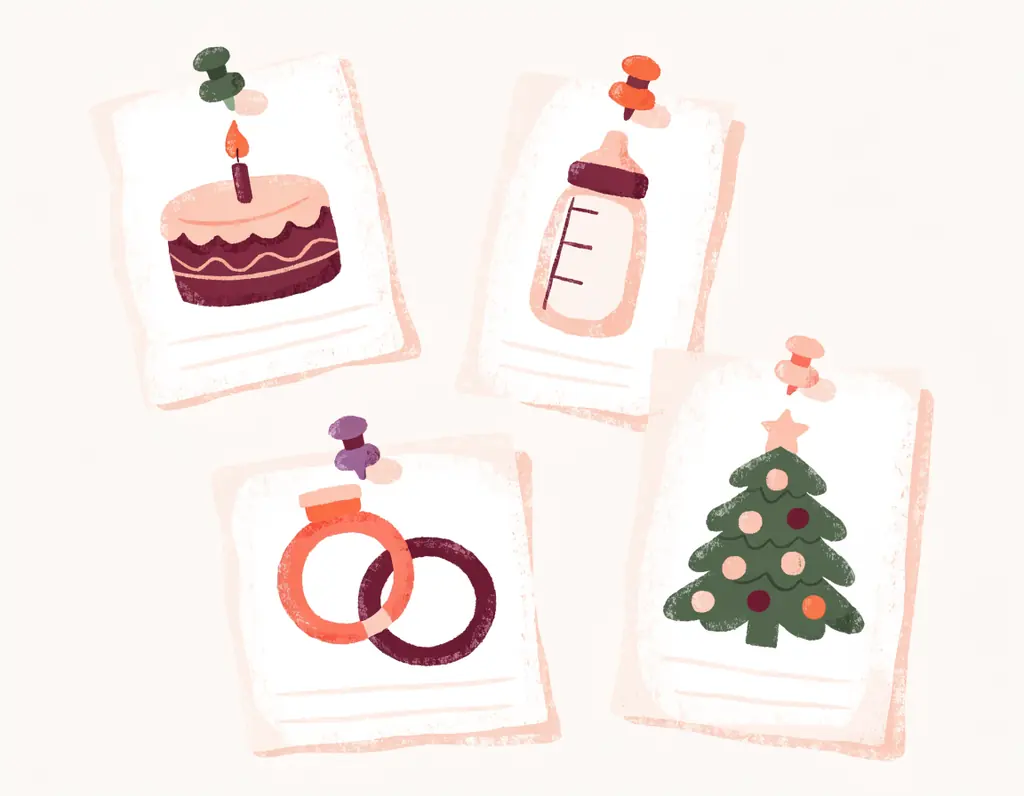 Quatre petites listes papier punaisées sur un tableau en liège, chacune ornée d'un symbole : gâteau d'anniversaire, biberon, alliances et sapin