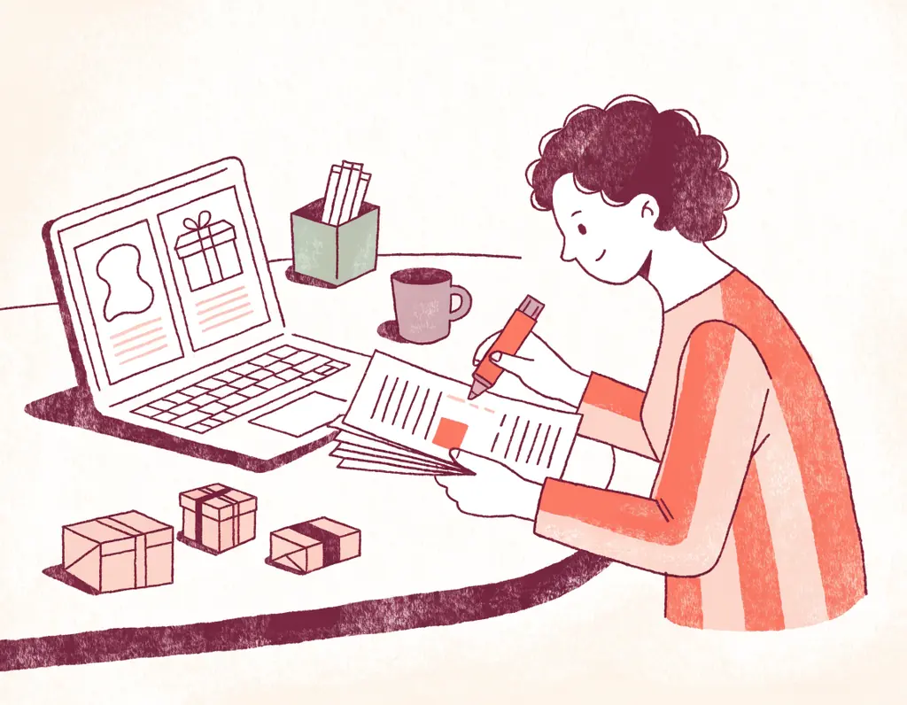 Une personne à son bureau lit des fiches techniques imprimées avec un surligneur, un ordinateur ouvert sur des pages produits et des cadeaux à côté