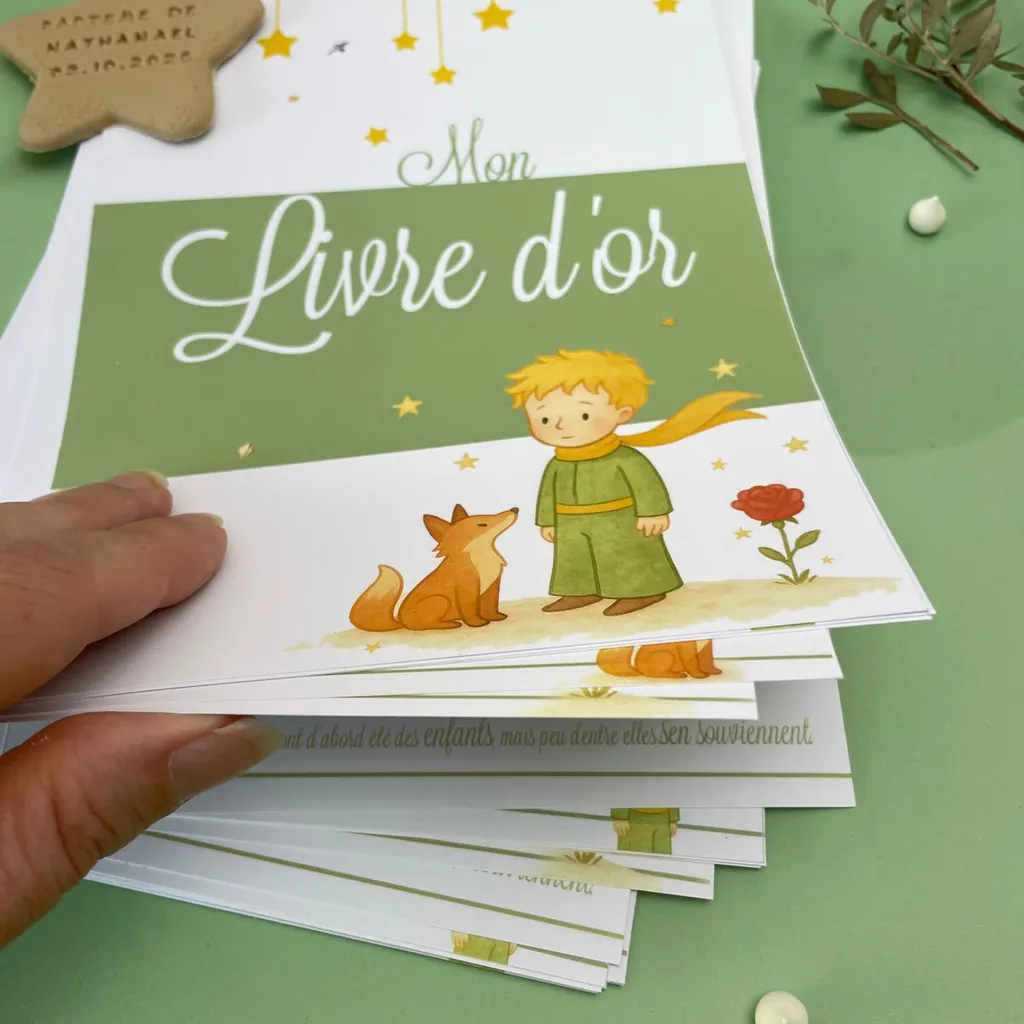 Un livre d’or personnalisé sur le thème du Petit Prince, avec le renard, posé sur une pile de pages