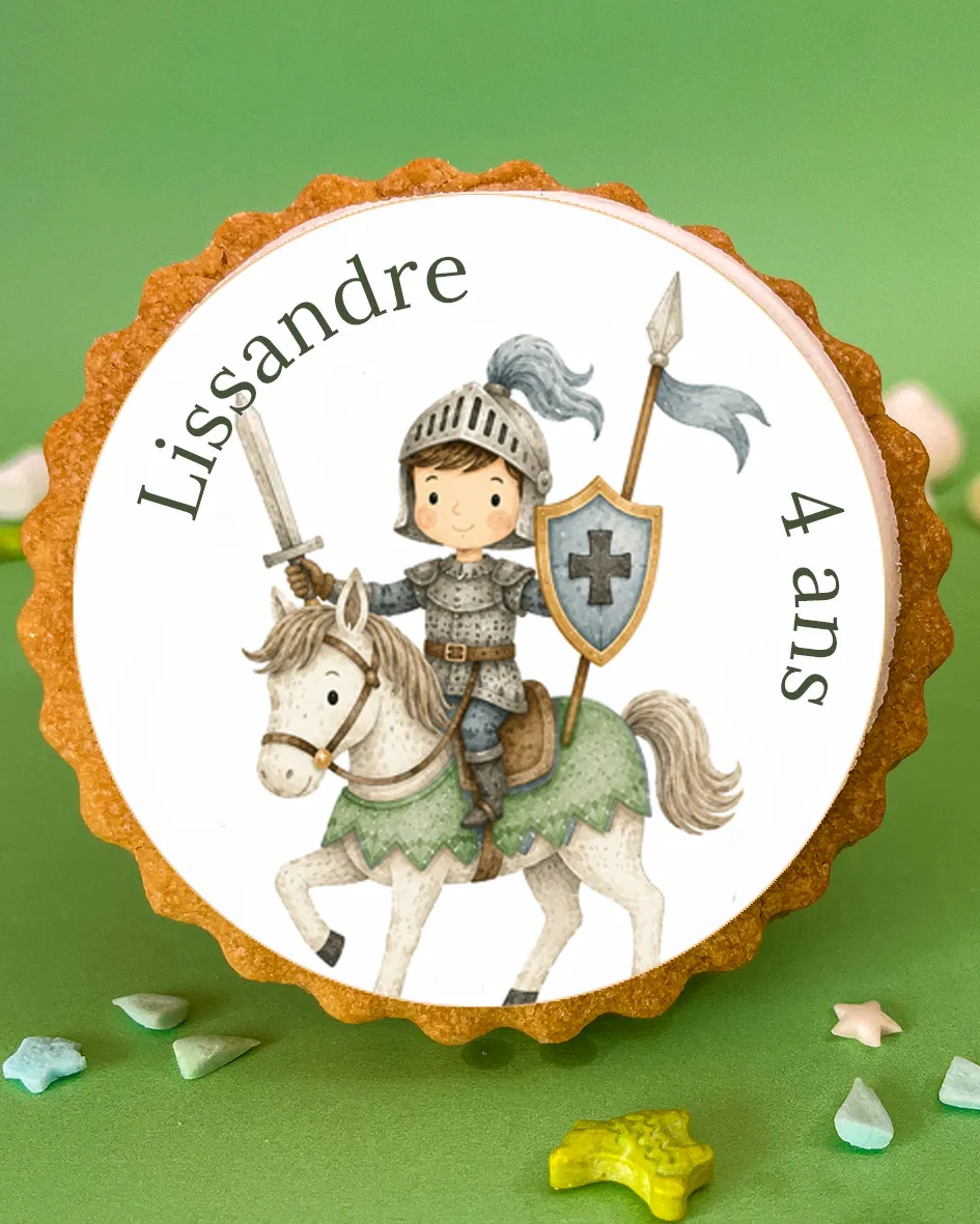 Un sablé décoré d’un chevalier à cheval, au prénom « Lissandre » et « 4 ans », sur un fond vert