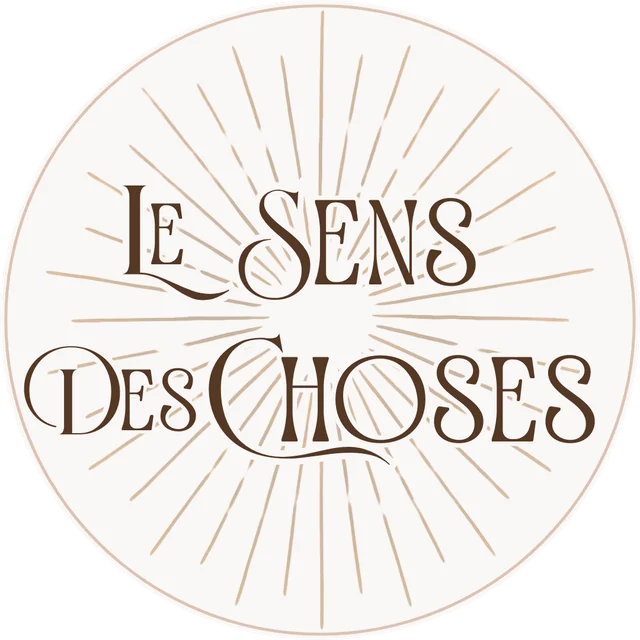 Le logo rond du Sens des Choses : le nom de la boutique en lettres anciennes, entouré de fins rayons